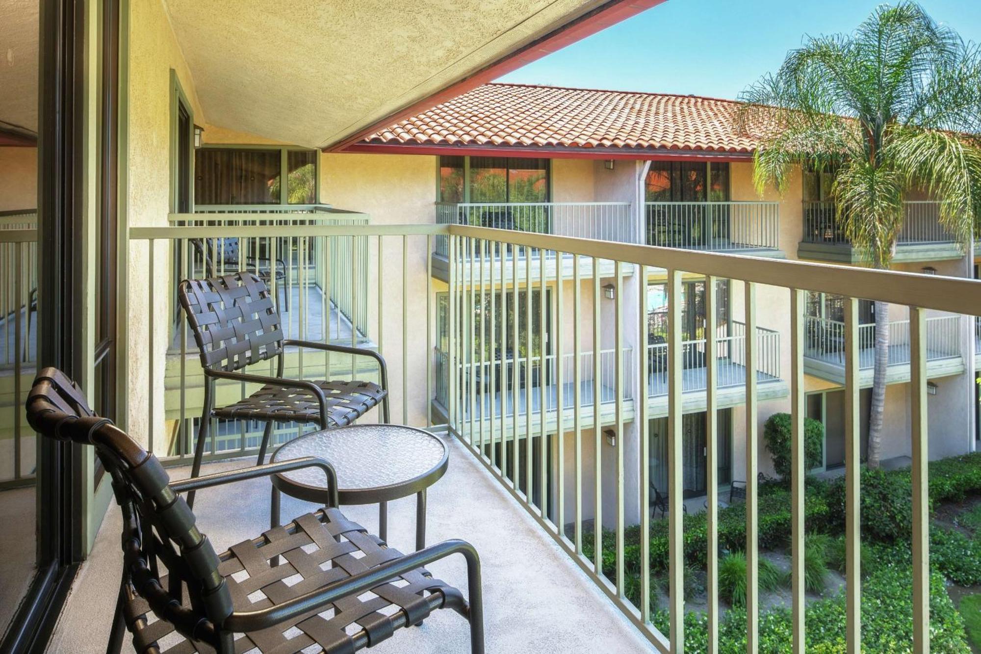 Отель Doubletree By Hilton Ontario Airport Экстерьер фото